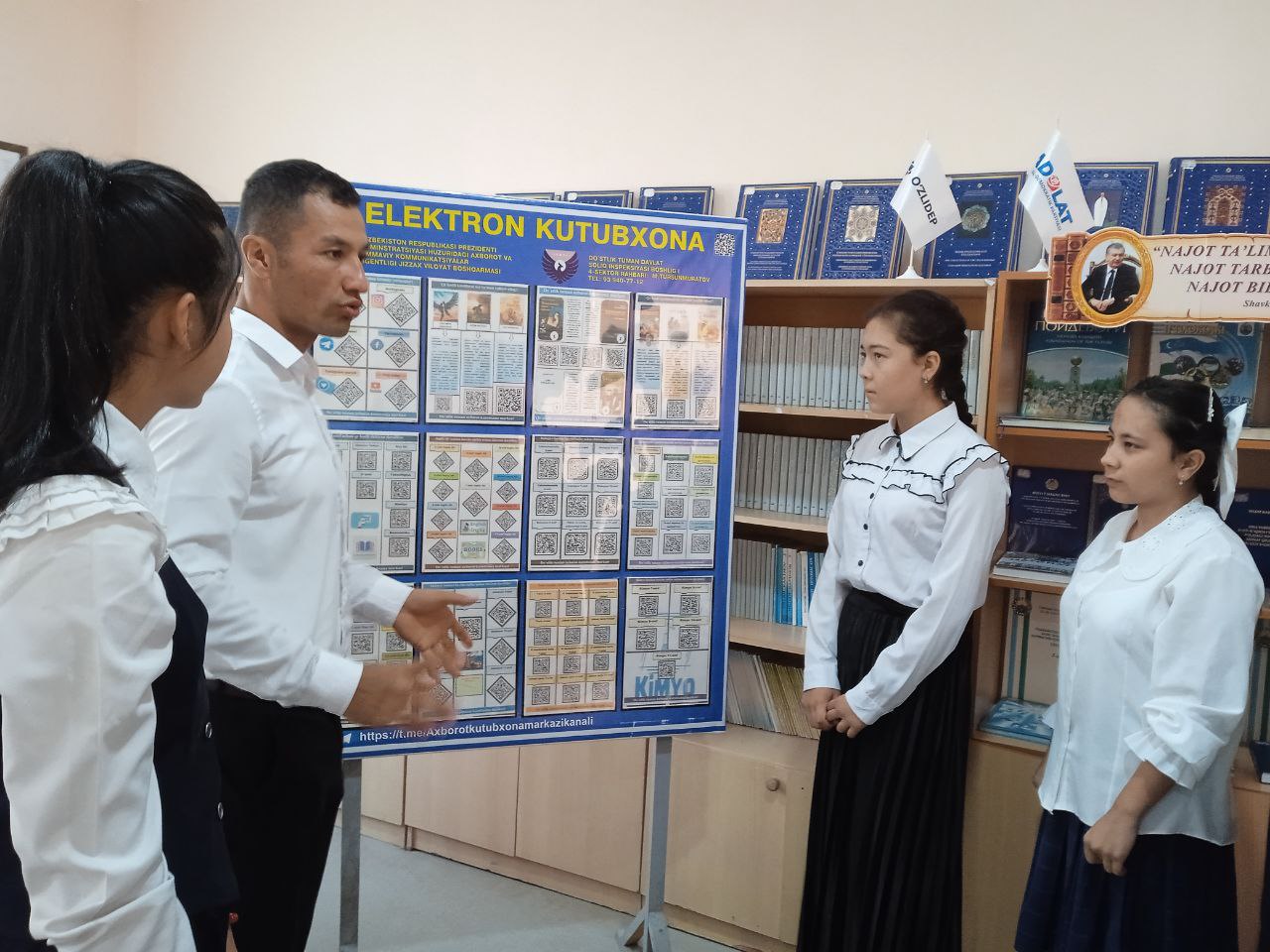 "Elektron kutubxona" doskasidagi qr kodli kitoblar yangi adabiyotlar bilan almashtirildi.