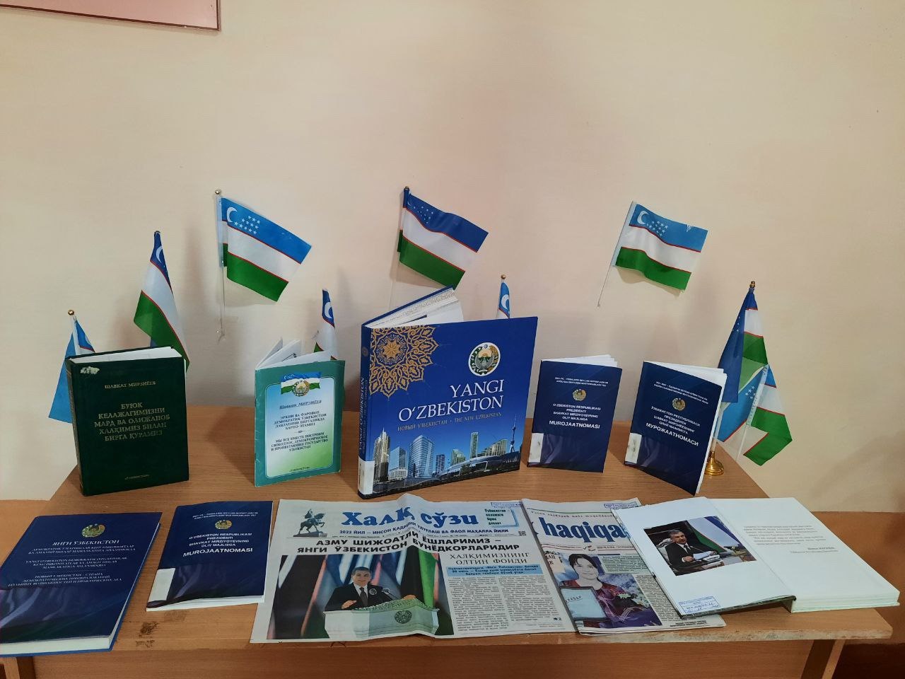 O'zbekiston Respublikasi Prezidenti Shavkat Miromonovich Mirziyoyevning  kitoblar ko'rgazmasi tashkil qilindi.