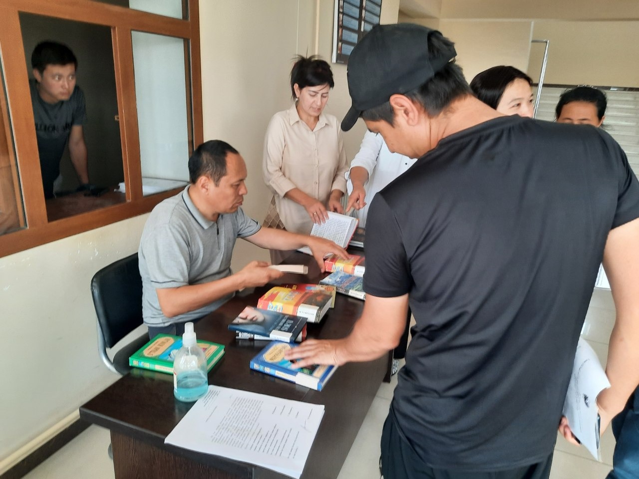 Adabiyotlar ko'rgazmasi hamda  davra suxbati tashkil etildi.