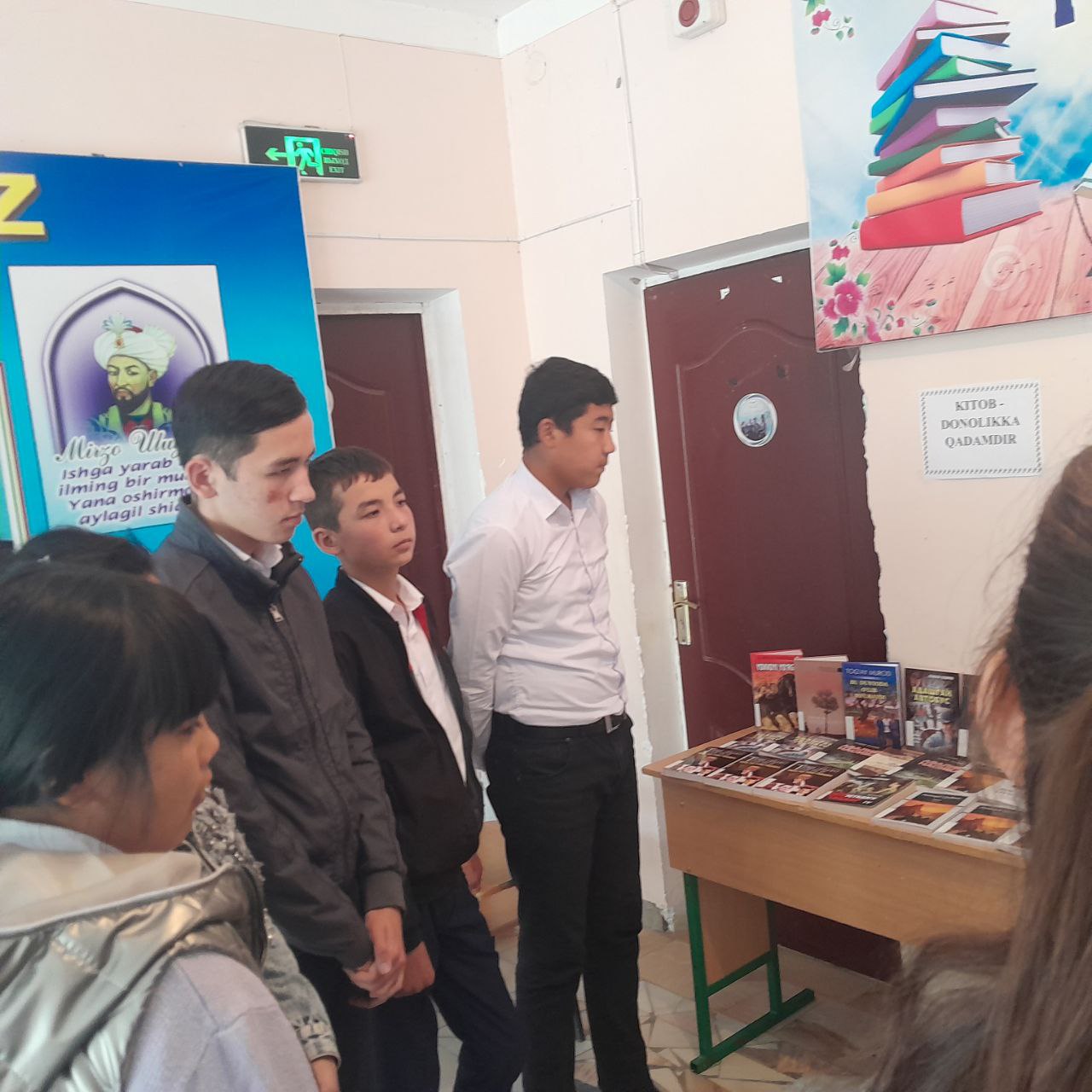 Faol kitobxonlar ishtirokida yangi adabiyotlar ko'rgazmasi tashkil qilindi.