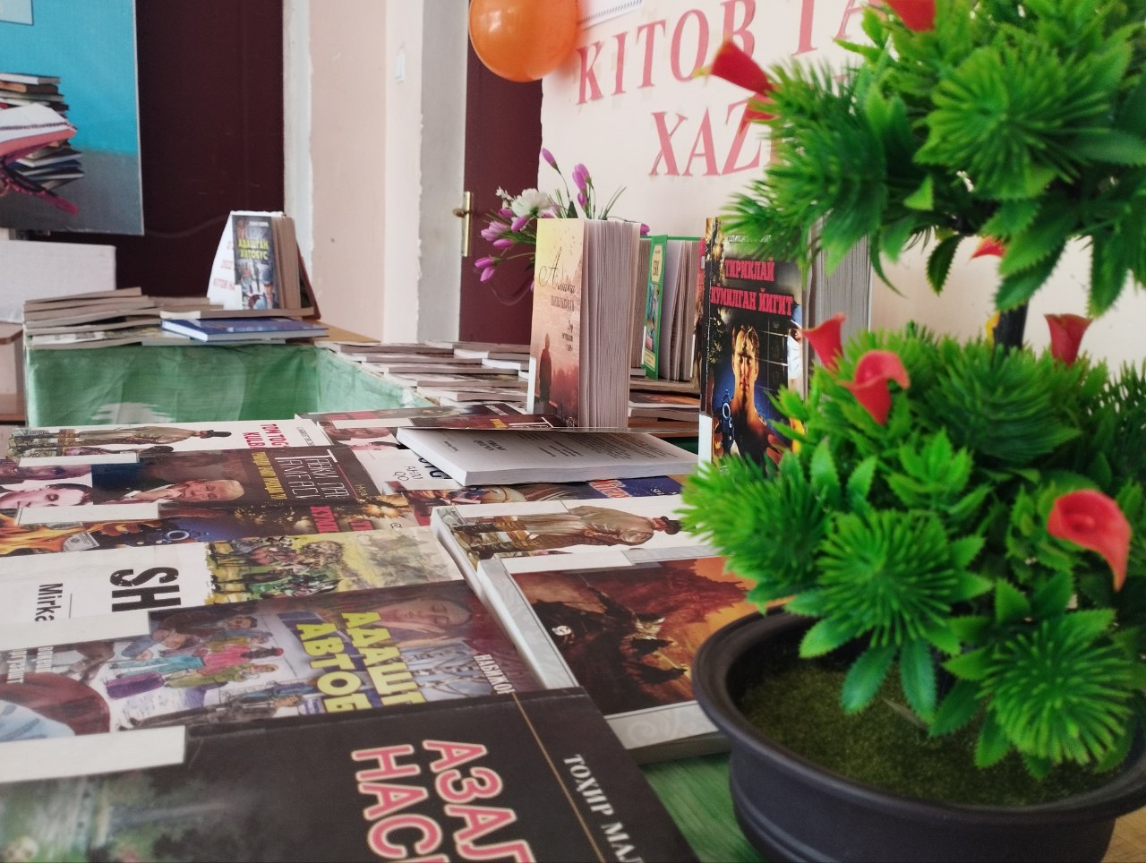 13-umumiy o`rta ta`lim maktab o`quvchilari ishtirokida Kitob ko`rgazmalari va taqdimotlar o`tkazildi.