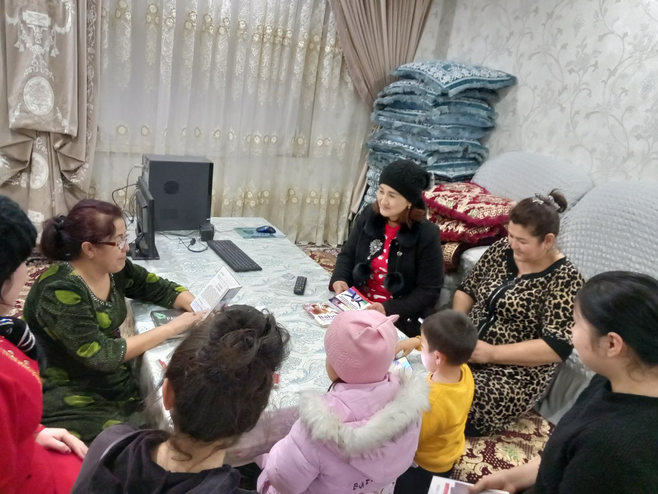 "Oilam bilan kitob mutolaa qilaman" nomli davra suhbati tashkil qilindi.