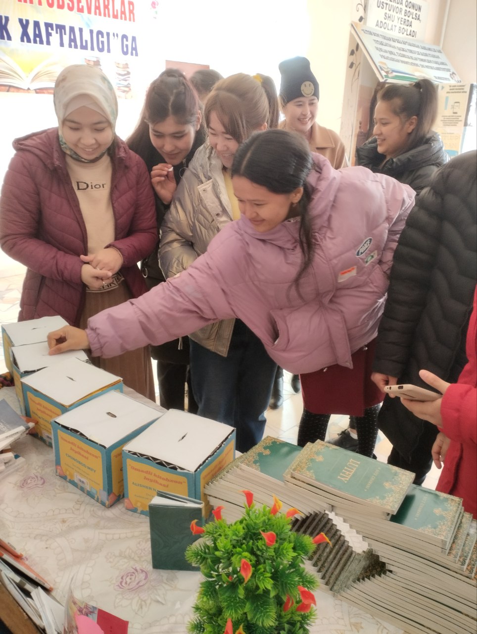 "Omadli kitobxon" loyihasi doirasida kutubxonaga kitobxonlar tashrifi kun sayin oshib bormoqda