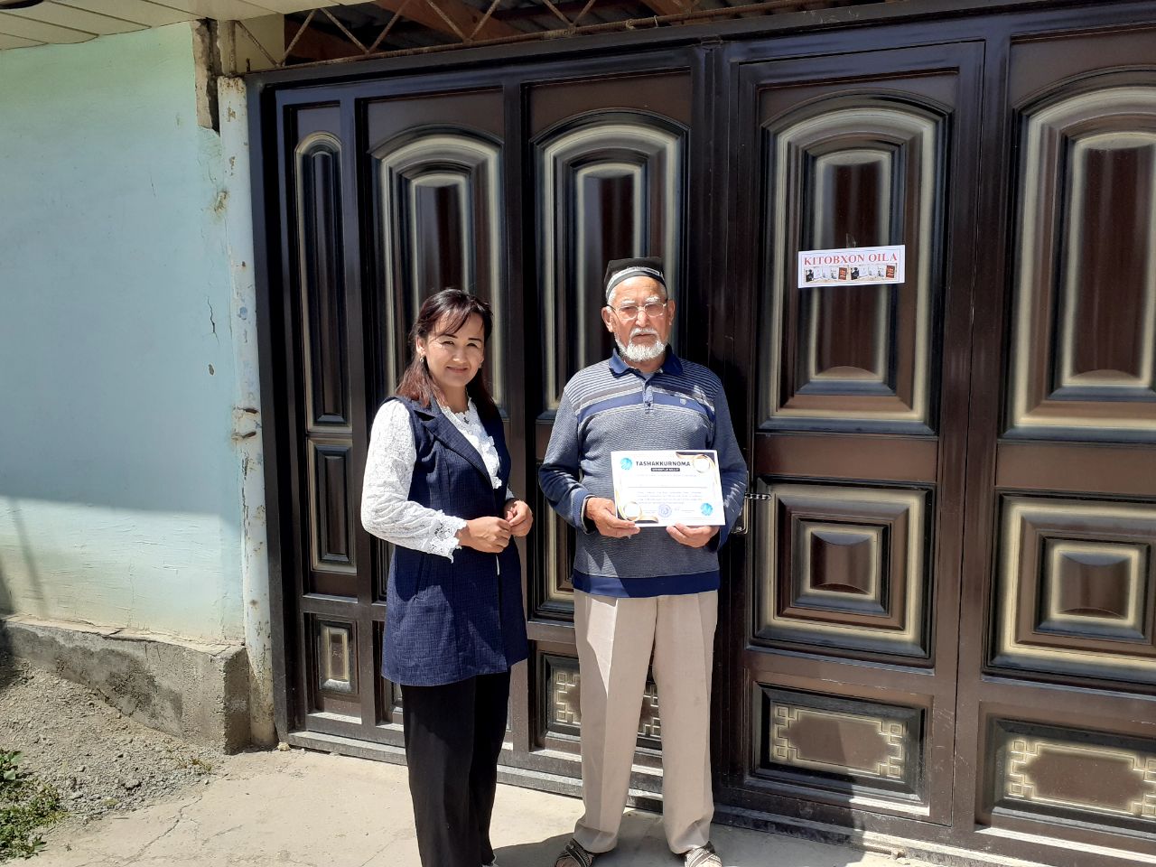 "Farovon oila sari" g`oyasi ostida kitobxon oilalarga tashakkurnomalar topshirildi.