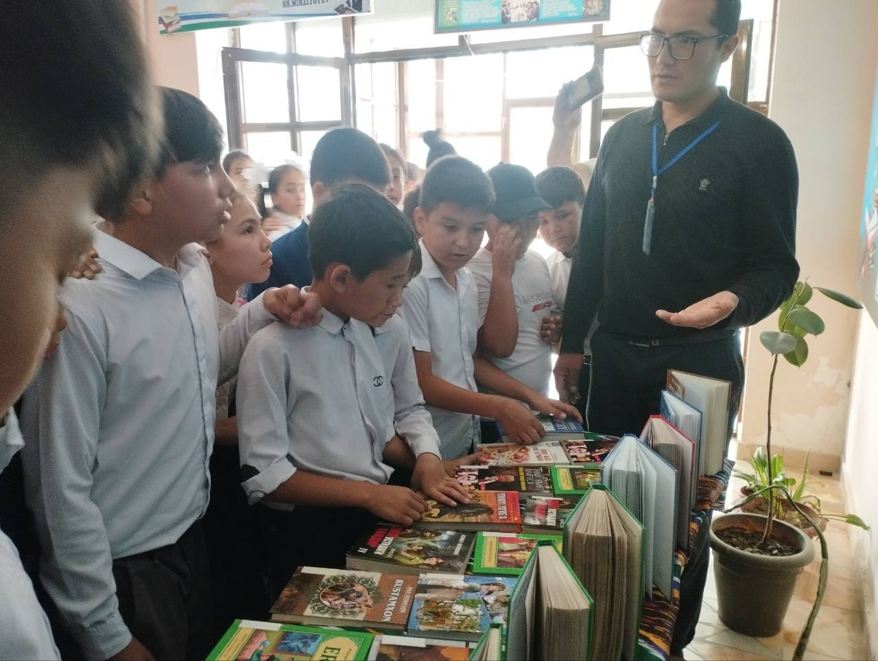 "Kitoblarda olam yashirin" nomli adabiyotlar ko`rgazmasi o`tkazildi.