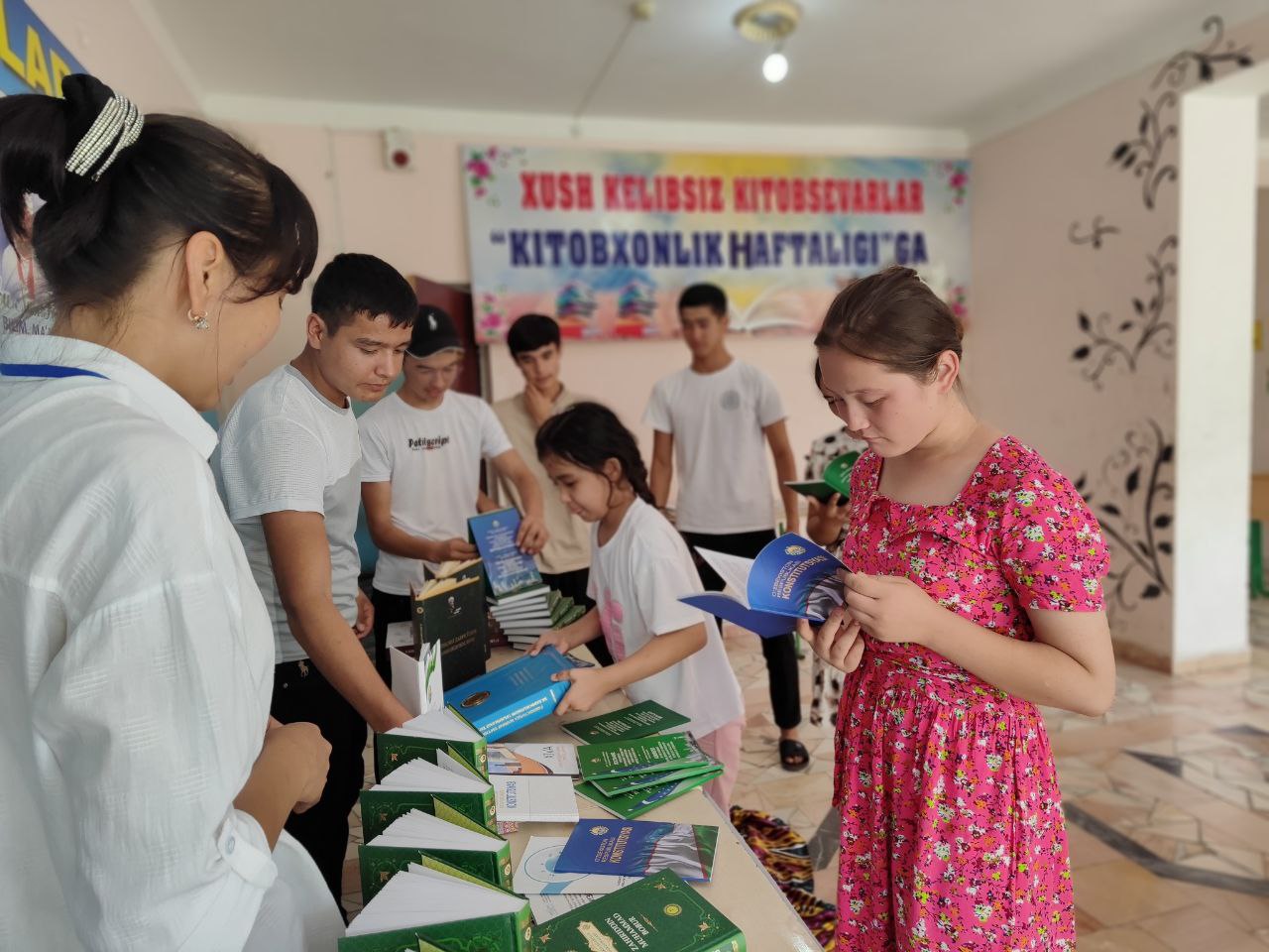 "Turkiy adabiyot durdonalari"deb nomlangan  100 jildlik kitoblar  ko'rgazmasi tashkil etildi.