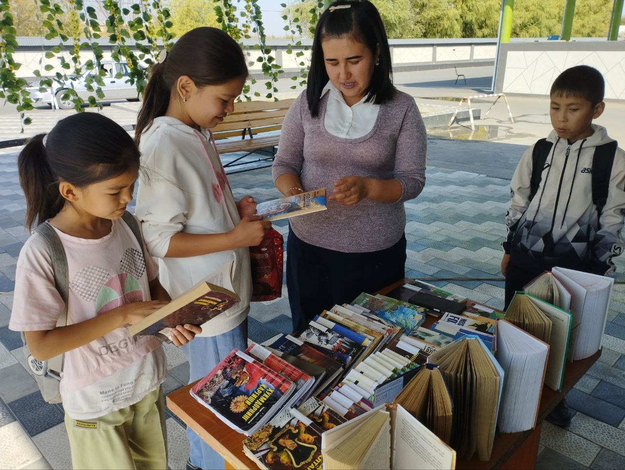 "Ochiq osmon ostida kutubxona" shiori ostida kitoblar ko`rgazmasi tashkil qilindi.