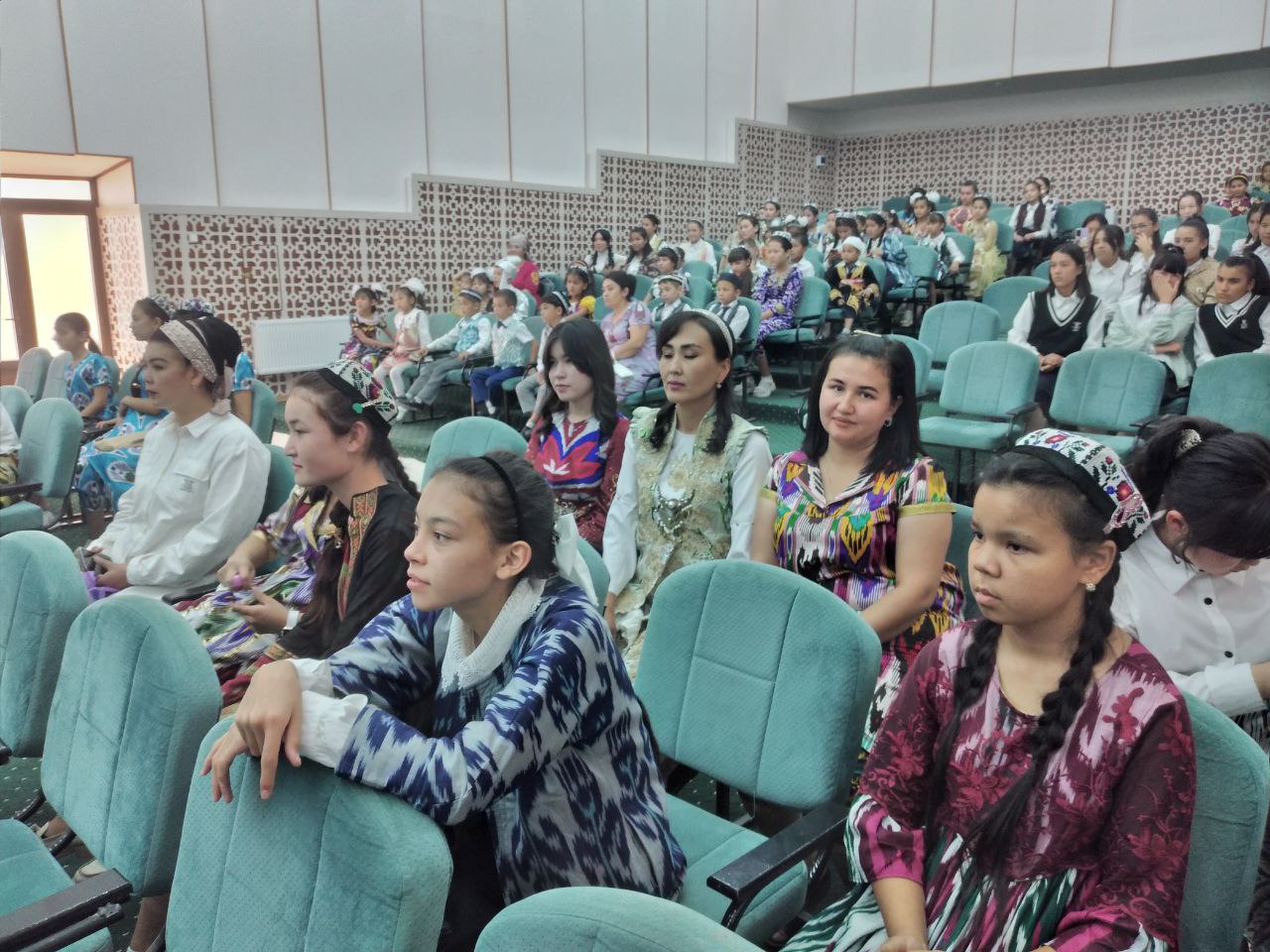 "Xon atlas" festivali Do`stlik tuman Madaniyat saroyida ham ko`taringki ruhda nishonlandi