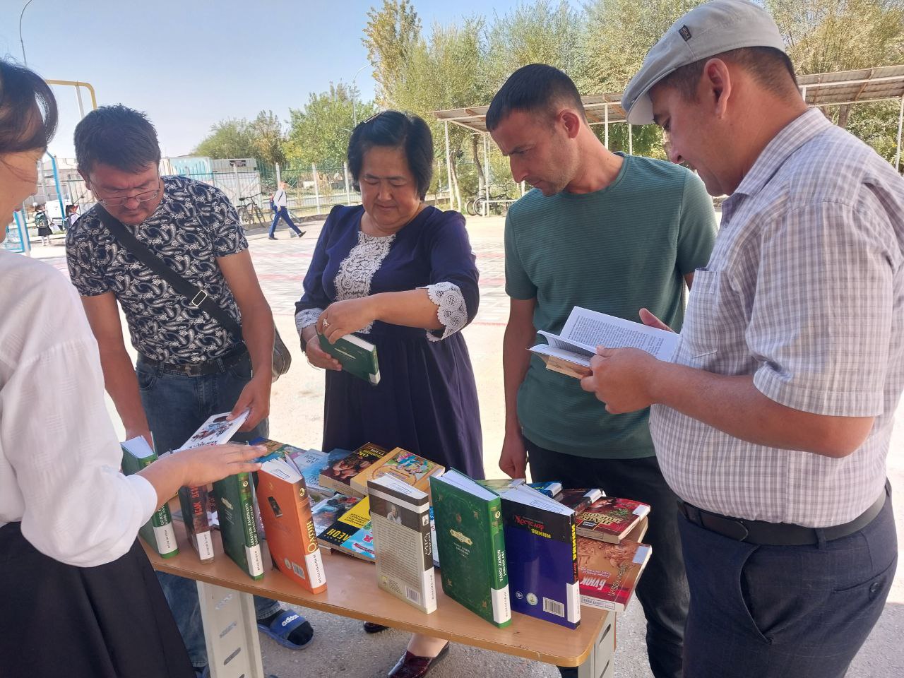 "Ochiq osmon ostida kutubxona" shiori ostida yangi adabiyotlar ko`rgazmasi tashkil qilindi.