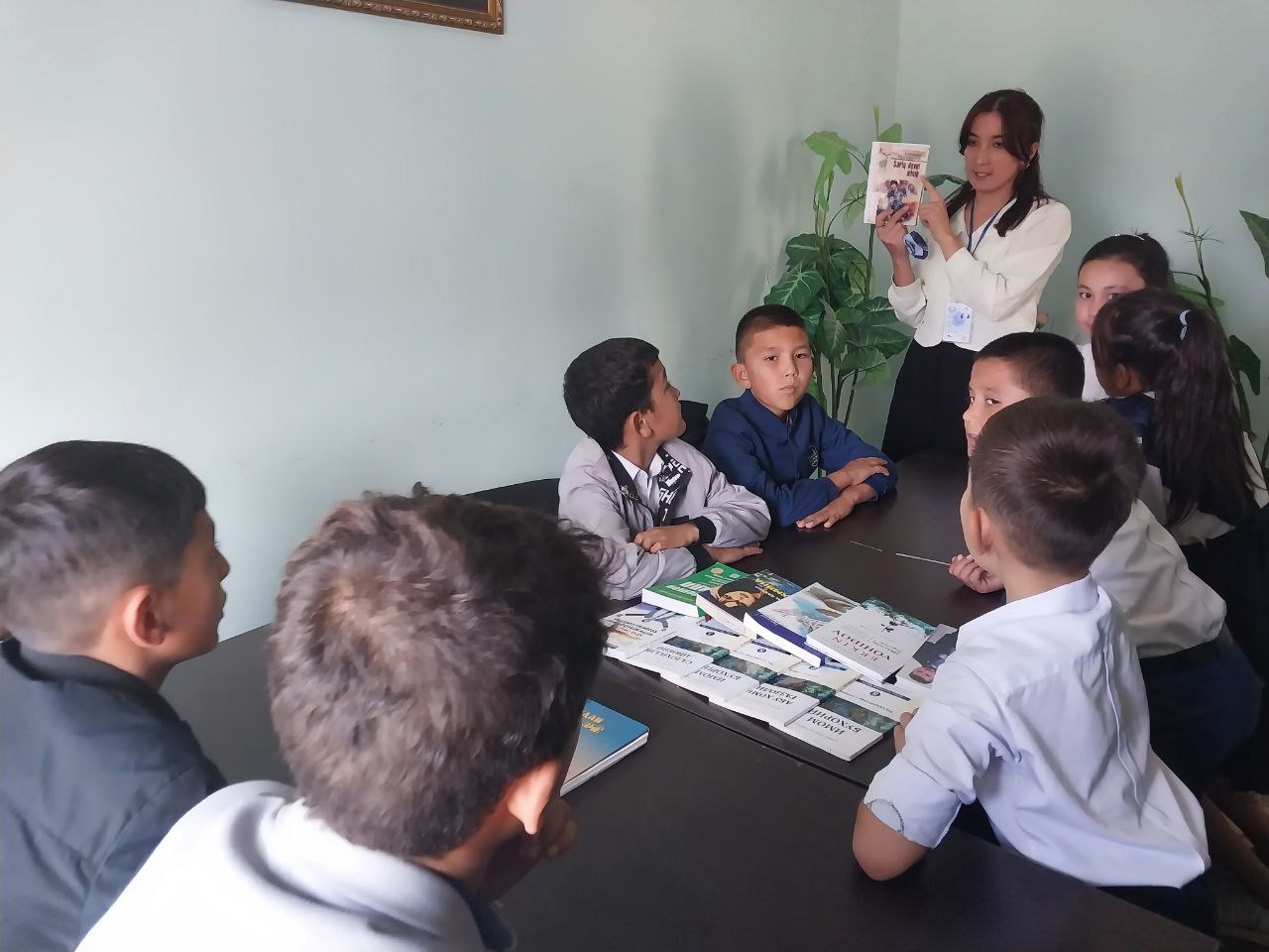 "Bir adib haqida suhbat" shiori ostida davra suhbati tashkil qilindi.