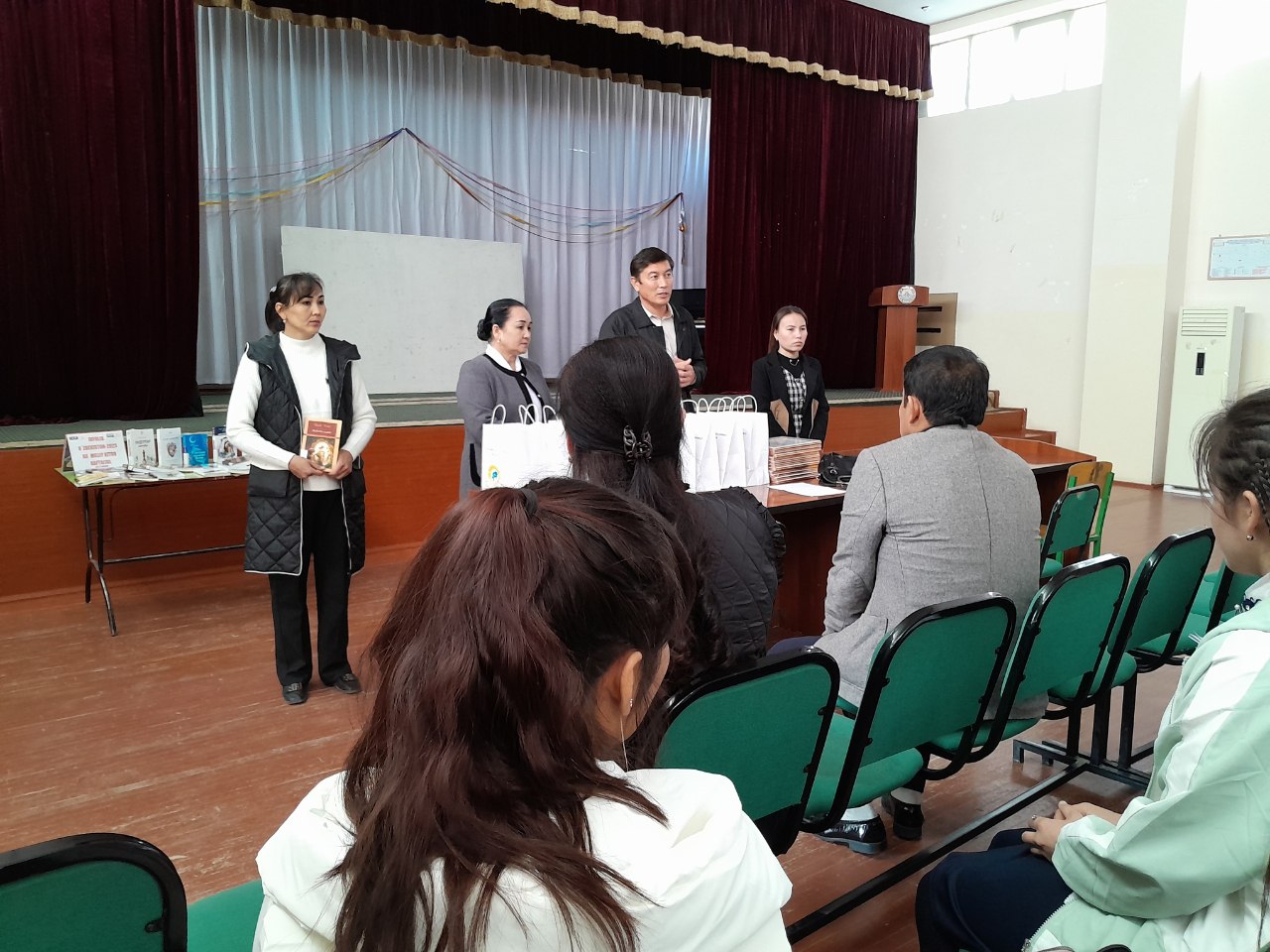 "Yosh avlod - yetuk, barkamol, vatanparvar bo'lsin" nomli kitoblar ko'rgazmasi tashkil qilindi.