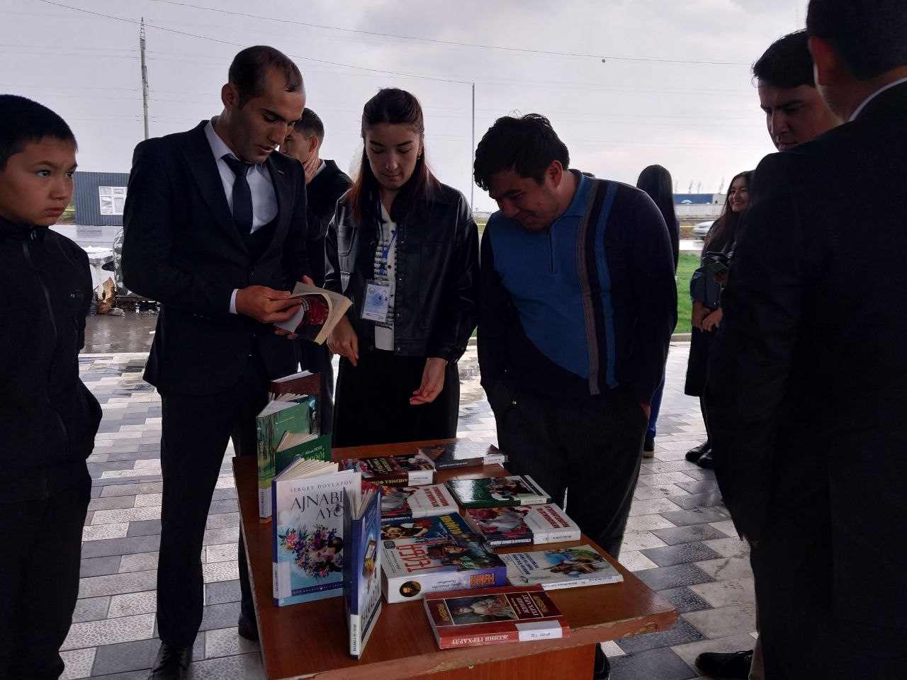 "Ochiq osmon ostida kutubxona" loyihasi asosida kitob ko'rgazmasi tashkil qilindi