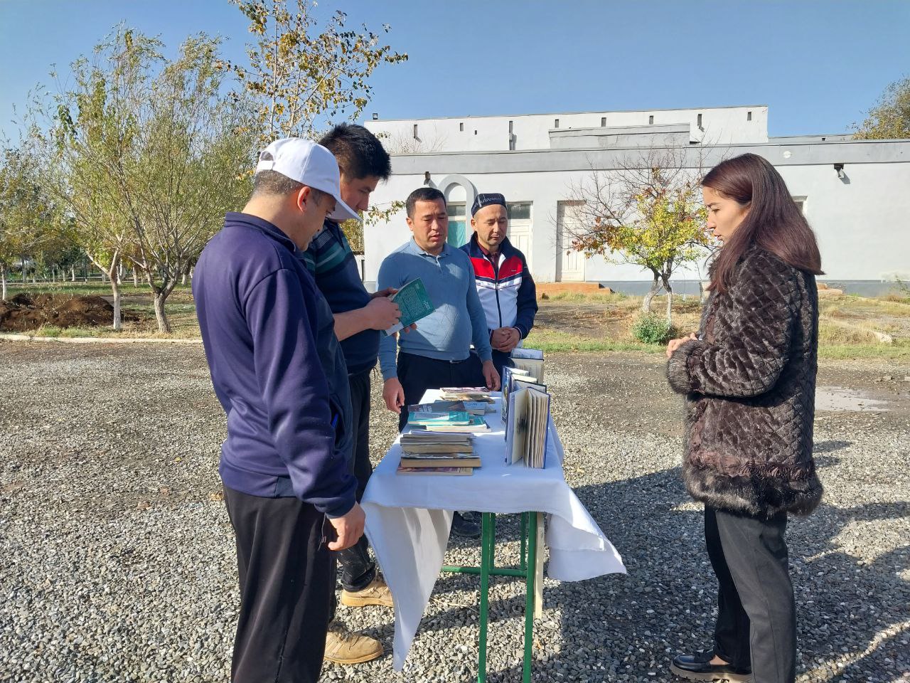 "Ochiq osmon ostida kutubxona" loyihasi doirasida targ`ibot tadbirlari amalga oshirilmoqda.