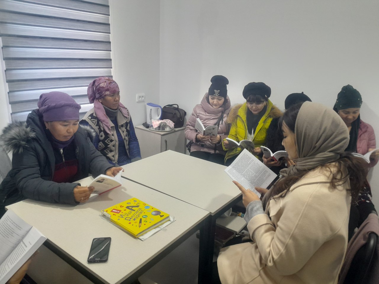 " Kitobxon ona tafakkur yog'dusidir " mavzusida davra suhbati tashkil qilindi.