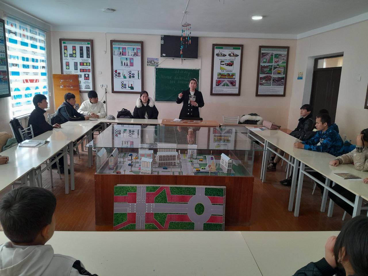 ,,Bir adib haqida suhbat ʼʼshiori ostida davra suhbati tashkil qilindi.