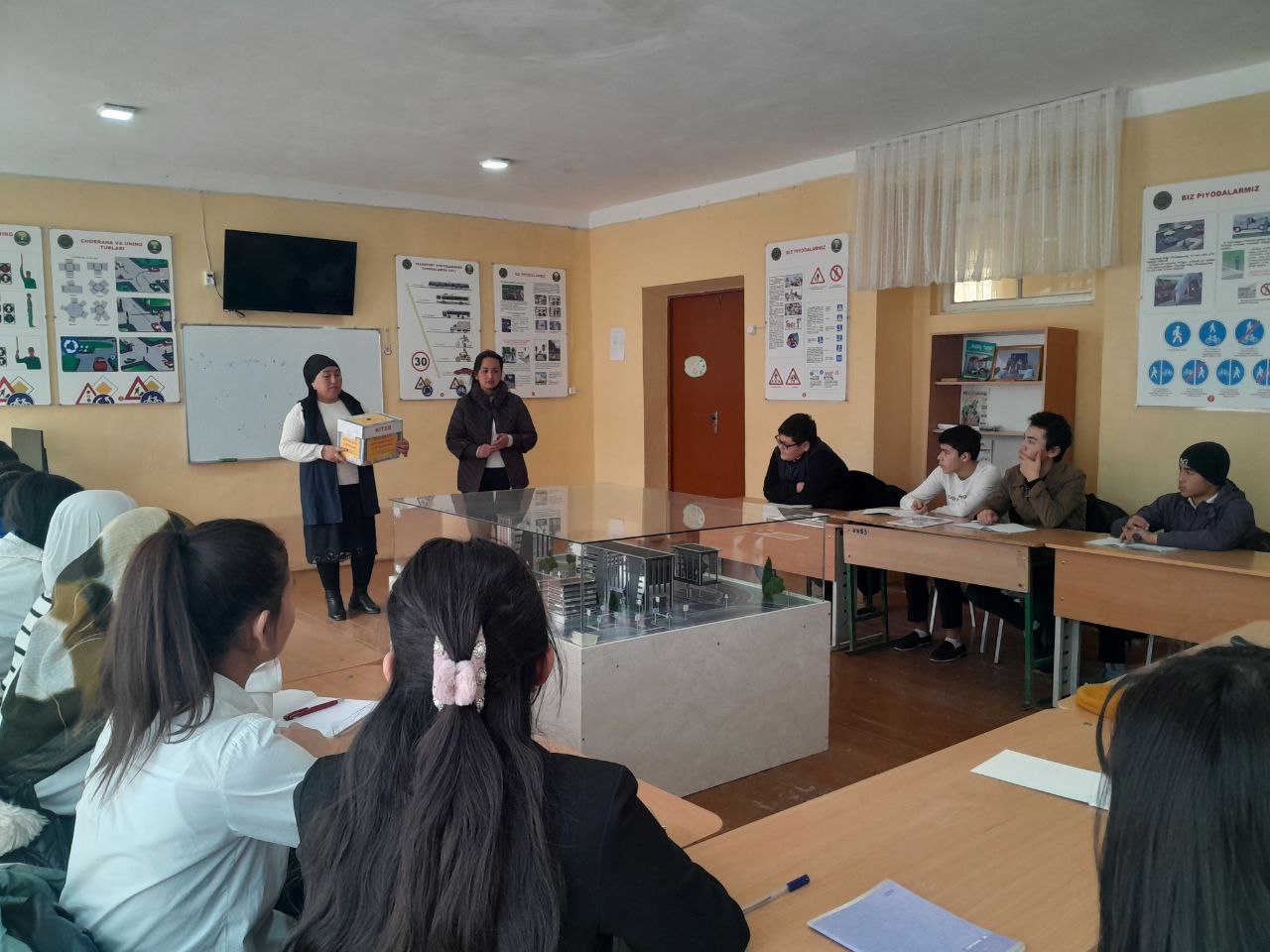 " Vatan tuyg'usi " nomli davra suhbati tashkil etildi.