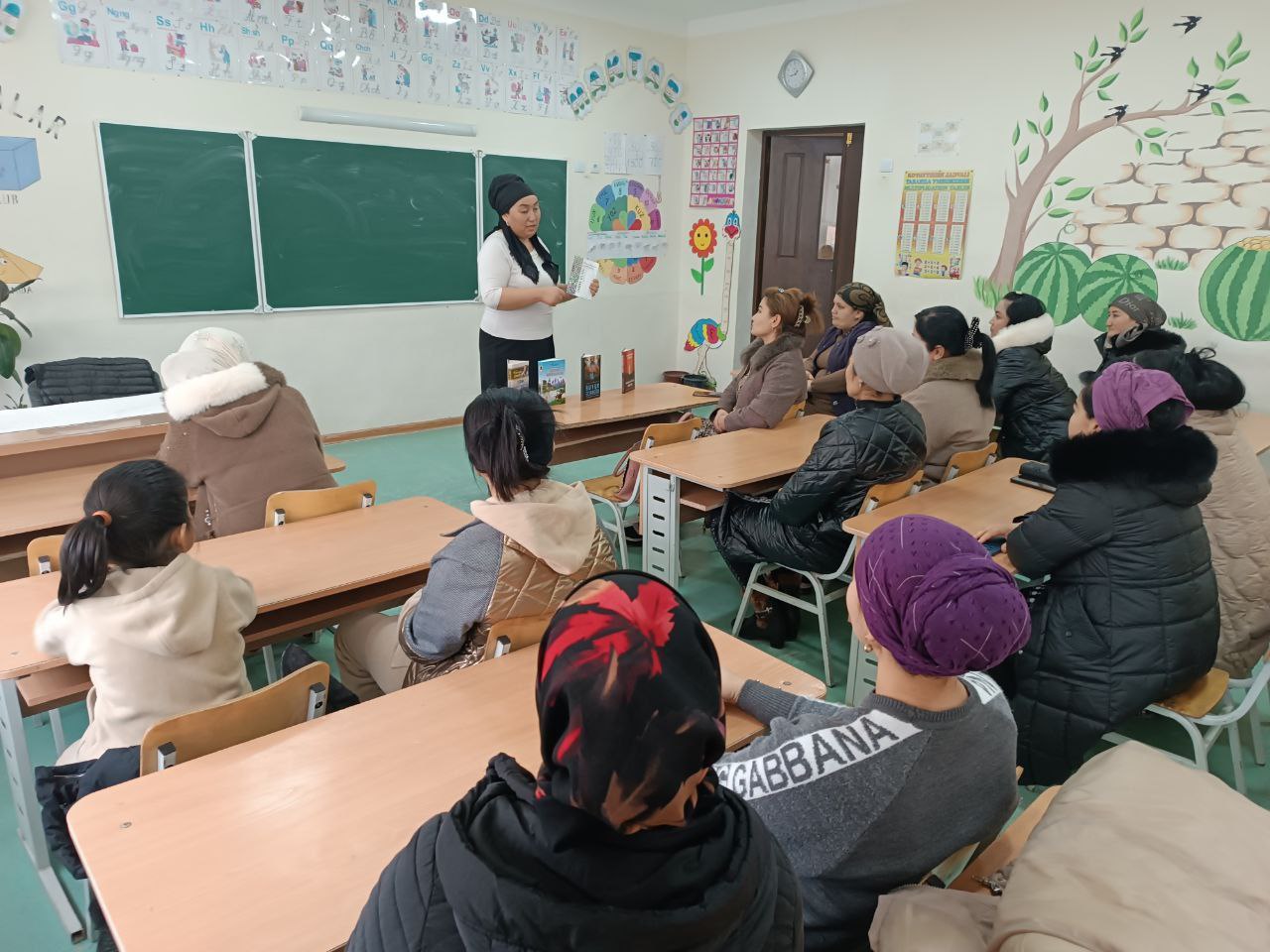 Kitobxon onalar ishtirokida " Kitob bizni komilikka yetaklaydi " shiori ostida davra suhbati tashkil etildi.