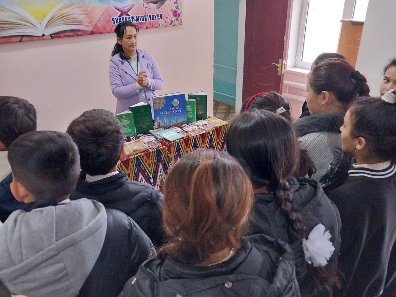 " Kitob ma'rifat chirog'i " nomli davra suhbati tashkil etildi.