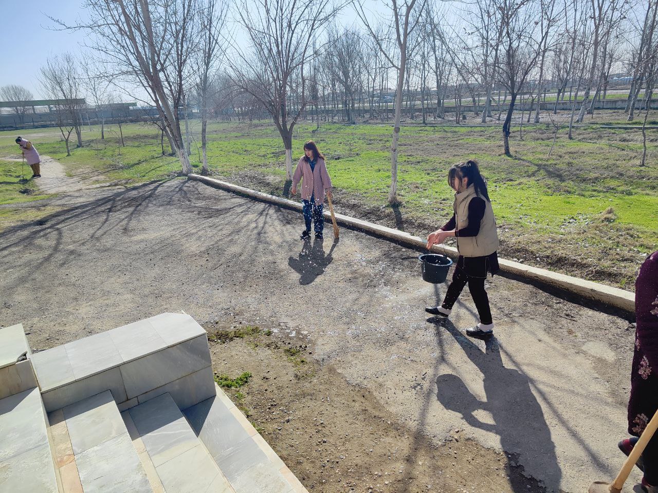 Doʻstlik tuman axborot-kutubxona markazi xodimlari umumxalq hayriya hasharida ishtirok etishdi.