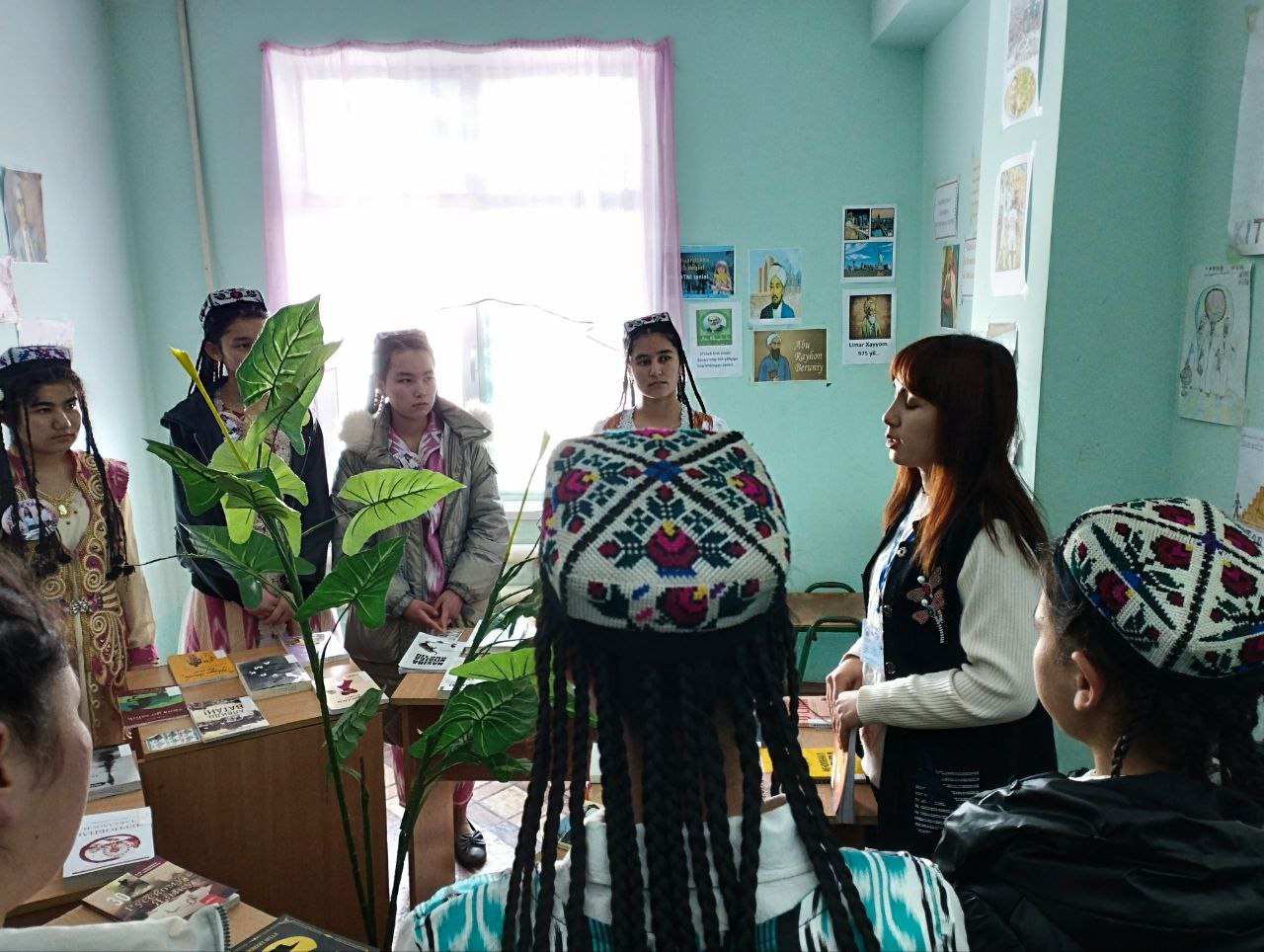 Faol kitobxon qizlari bilan "Ta'tilda kitob o'qing" nomli davra suhbati tashkil qilindi