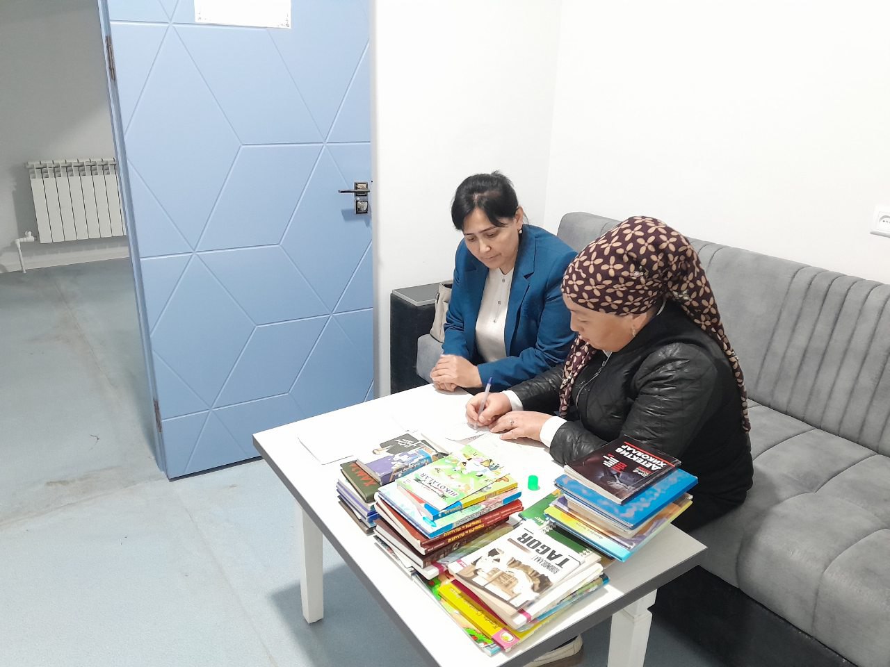 Maktab kutubxonachilarga kitoblarga texnik va ilmiy ishlov berish bo`yicha amaliy uslubiy yordam ko`rsatilmoqda.