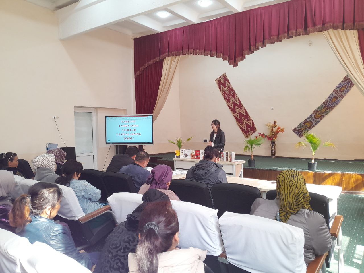 Qaxramon MFY dagi 4 - umumiy o'rta ta'lim maktabida mahalla ayollari ishtirokida " Farzand tarbiyasida ayollar va onalarning o'rni! " nomli davra suhbati tashkil etildi.