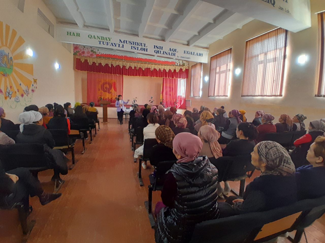 Oqila ayollar ishtirokida " Kitobxon onalar " shiori ostida " Oqila ayol ma'naviyat ko'zgusi " nomli davra suhbati tashkil etildi.