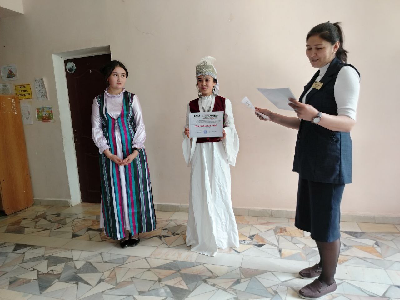 Kitobxonlik haftaligining dasturidan o'rin olgan "Tanovarga o'ynasam" milliy raqslar bellashuvi bo'lib o'tdi.