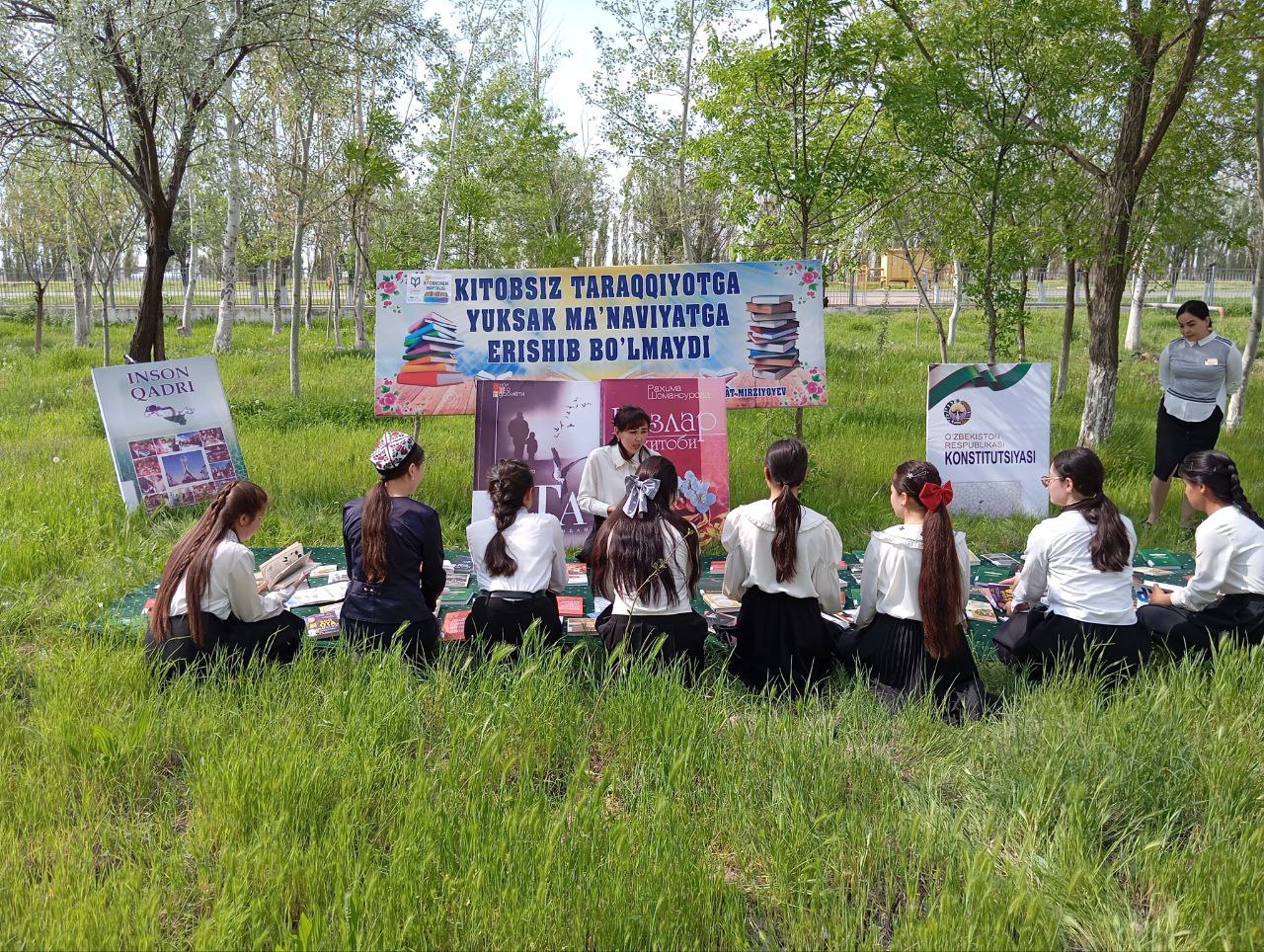 Kitobxonlik haftaligi doirasida Fondlarni toʻldirish saqlash va qayta ishlov berish xodimlari tomonidan kitoblar koʻrgazmasi tashkil etildi.