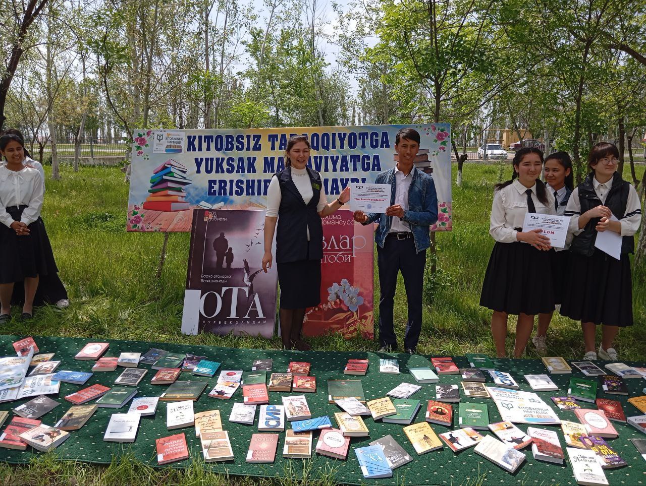 "Kitobxonning tasviriy olami"nomli rasmlar tanlovi bo'lib o'tdi.