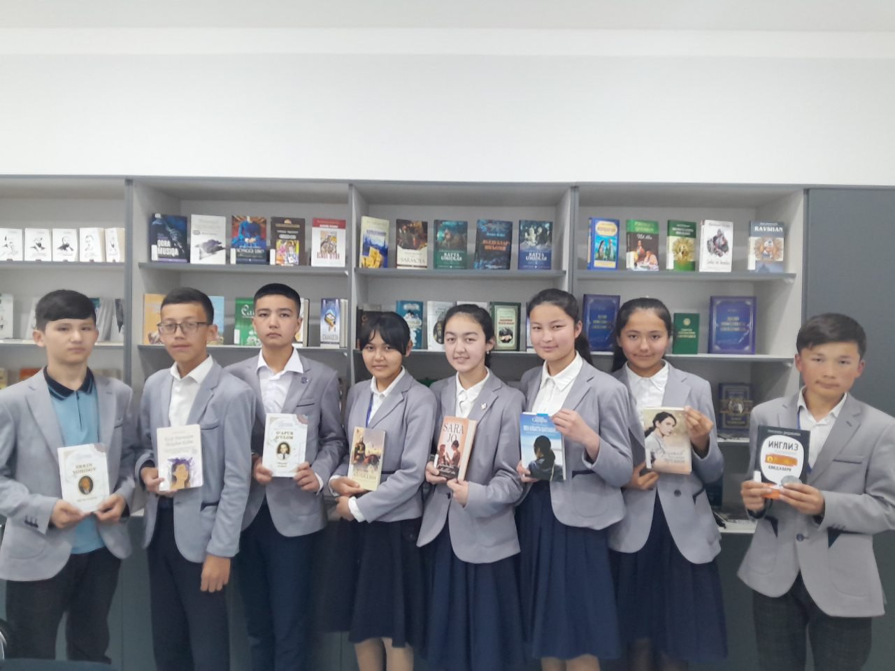Ixtisoslashtirilgan maktabning 8-sinf o'quvchilari ishtirokida "Kitoblardan taralar ziyo" deb nomlangan davra suhbati tashkil qilindi.