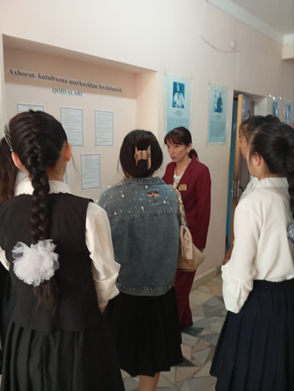 Kitobxonlik haftaligi doirasida 8 - umumiy o'rta ta'lim maktabi o'quvchilari ishtirokida " Kutubxona nurxona " nomli sayohat tashkil etildi.