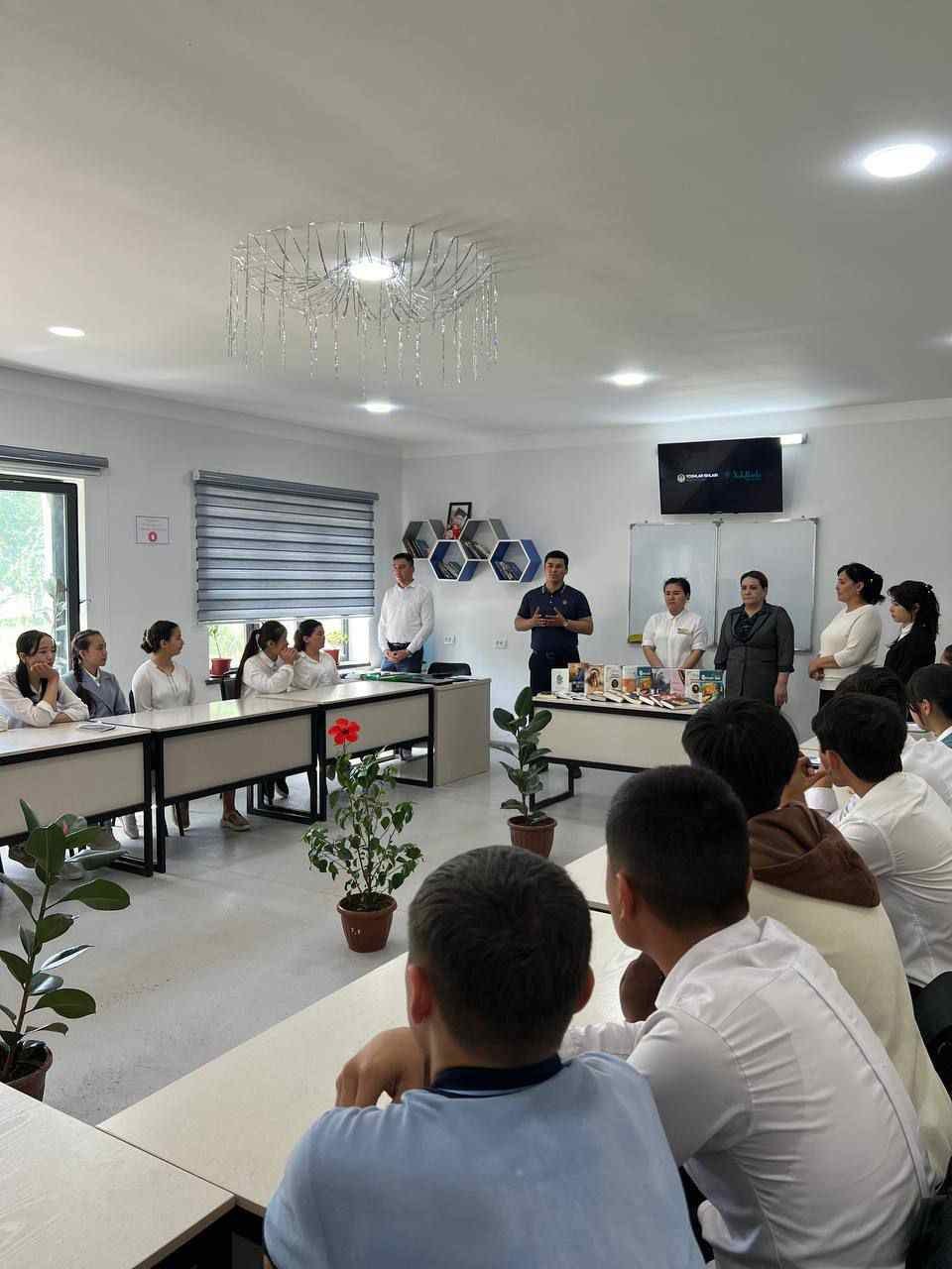 Axborot-kutubxona markazining fondidan joy olgan Javlon Jovliyevning"Qo'rqma"kitobi va shu mavzudagi kitoblar ko'rgazmasi ham tashkil qilindi.