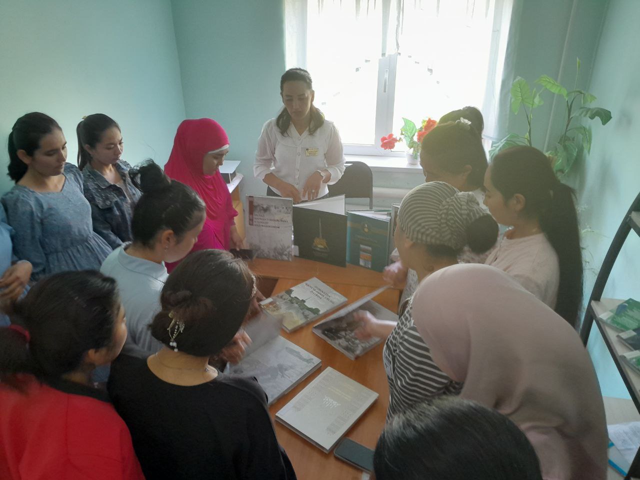 Do'stlik tuman axborot-kutubxona markazi hamda  Jamoat salomatlik texnikumi bilan hamkorlikda " Inson aziz - Xotira muqaddas " nomli davra suhbati talabalar ishtirokida tashkil etildi