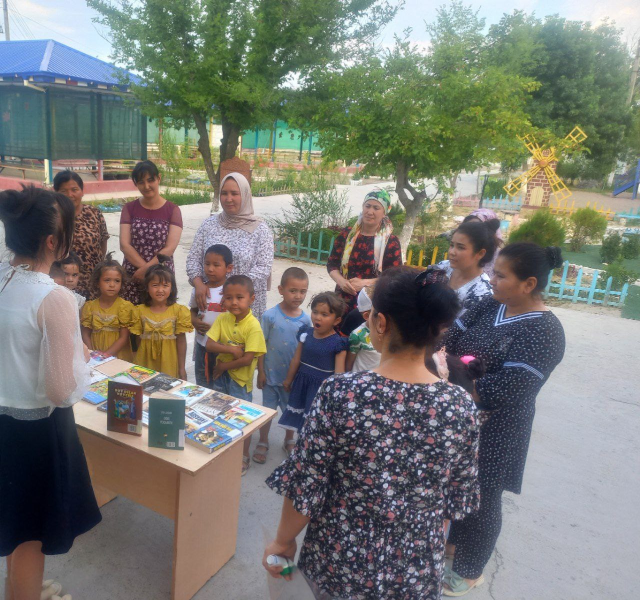 "Kitobxon ona - kitobxon bola" nomli davra suhbati hamda adabiyotlar ko‘rgazmasi tashkil qilindi