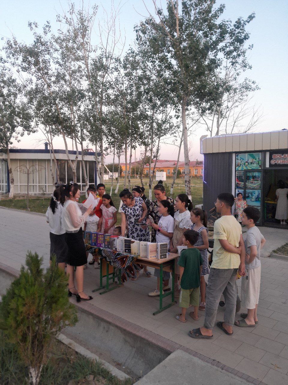 "Ochiq osmon ostidagi kutubxona" loyihasi doirasida kitoblar ko'rgazmasi tashkil qilindi.