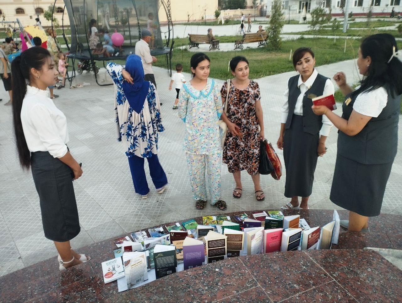 Ochiq osmon ostida kutubxona loyihasi doirasida "Kitob qalb ziyosi" nomli yangi adabiyotlar ko‘rgazmasi va kitob taqdimotlari tashkil qilindi