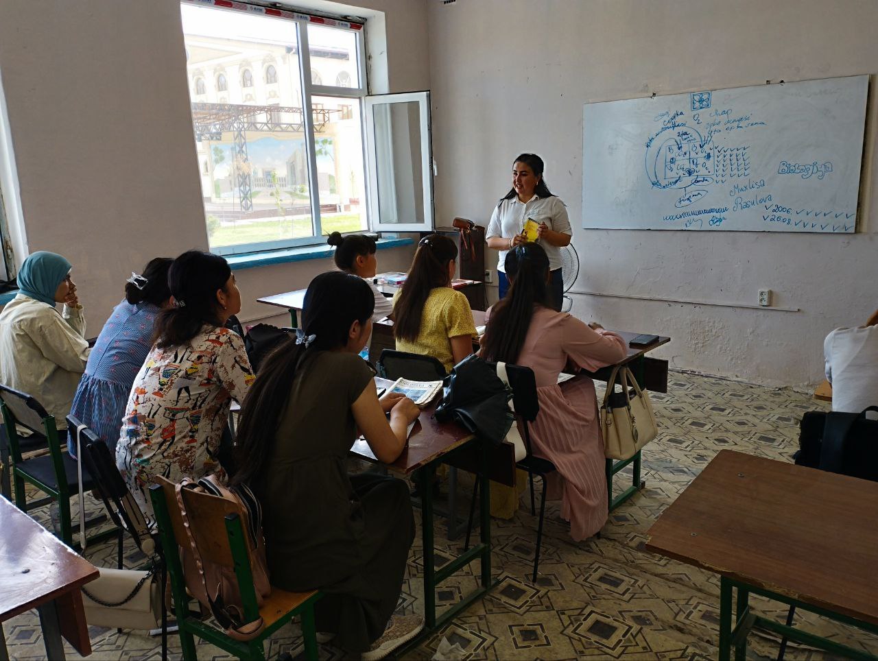 "Do‘stlik bilimdonlari" nomli kitobxonlar klubi azolari ishtirokida "Bir asar tarixi "shiori ostida  davra suhbati tashkil etildi.