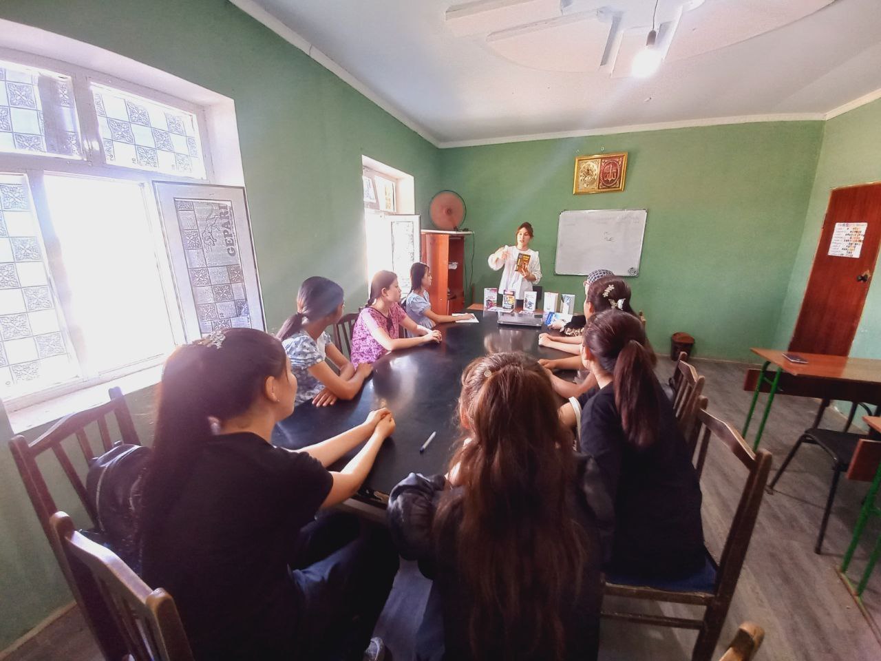 Ultimatium Education o'quv markazining bilimdon o‘quvchi yoshlari ishtirokida "Bir asar tarixi"  doirasida davra suhbati tashkil etildi.