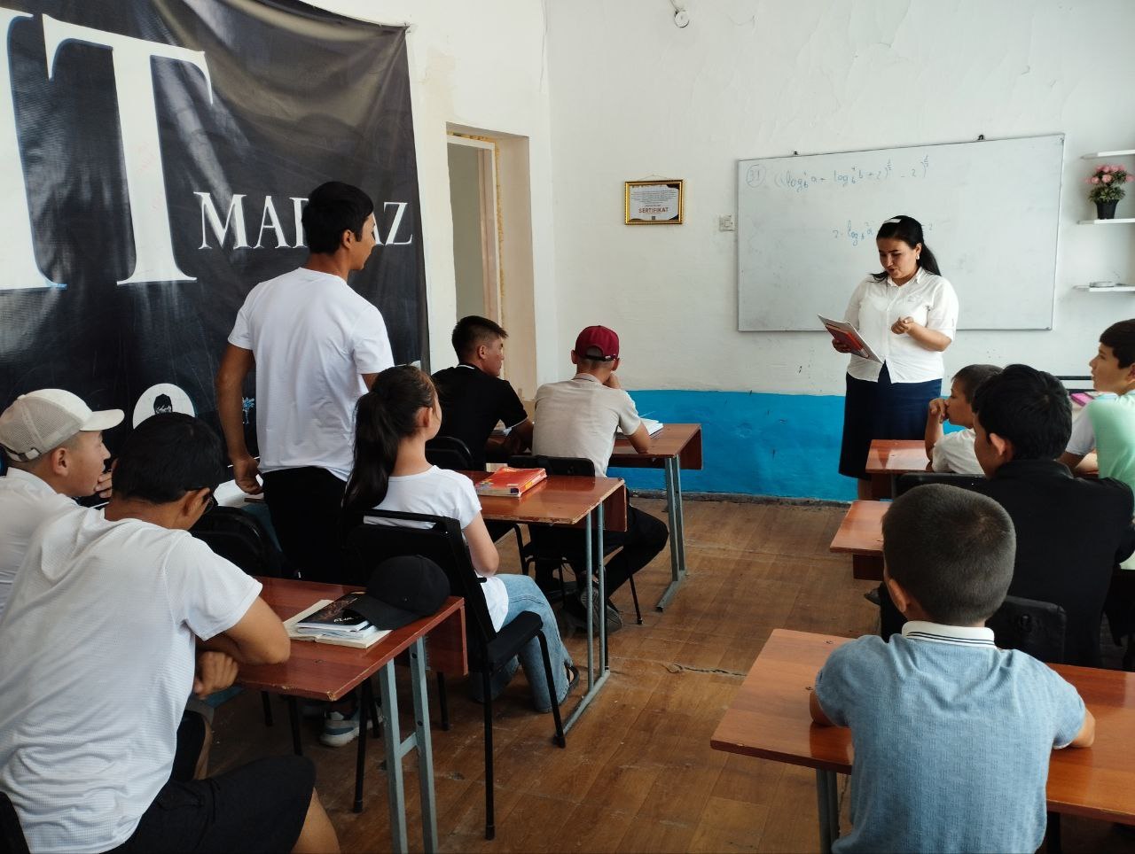 "Do‘stlik bilimdonlari" nomli kitobxonlar klubi a'zolari ishtirokida "Mening sevimli asarim" nomli davra suhbati tashkil qilindi.