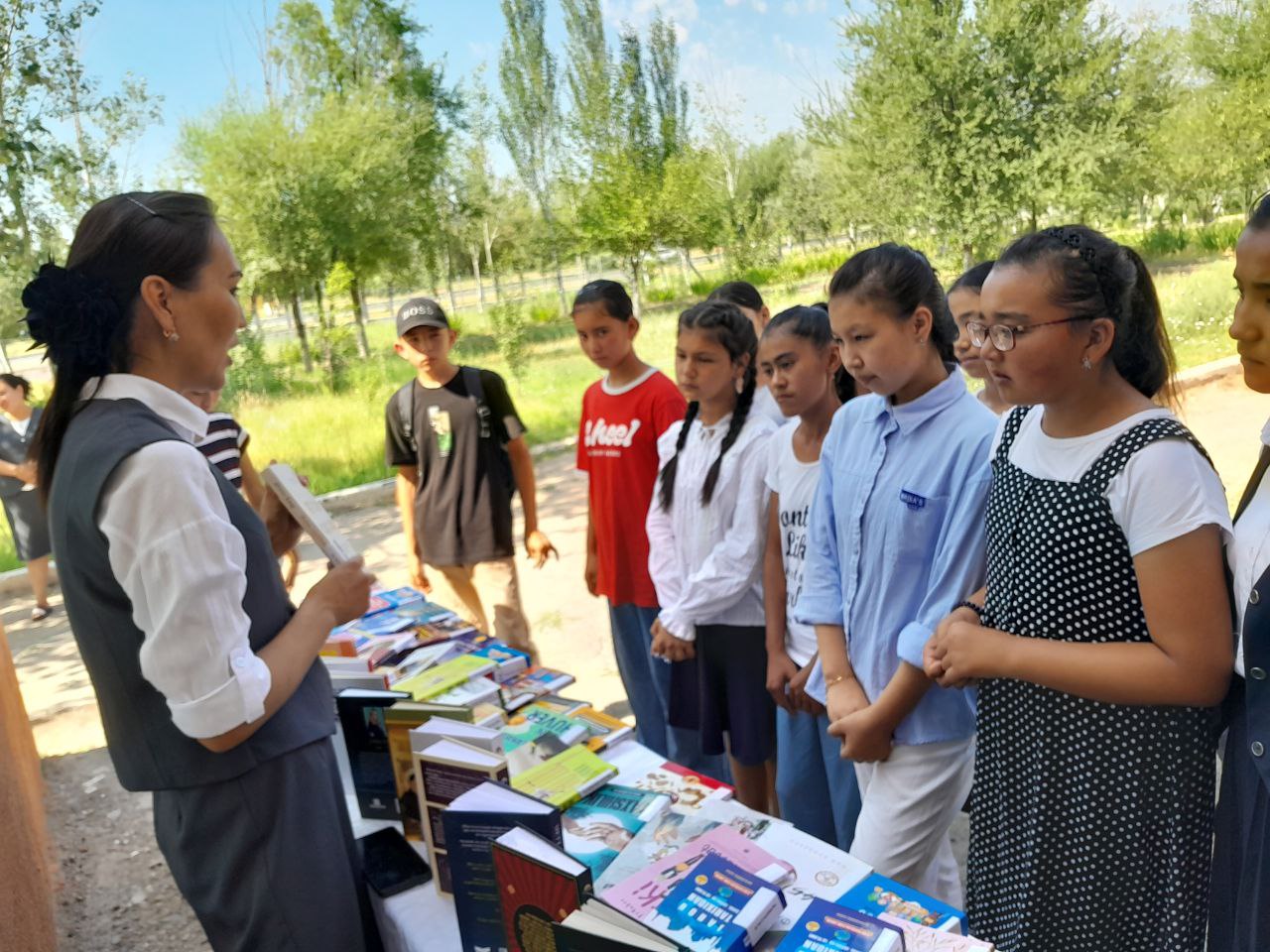 Faol kitobxon yoshlar uchun "Behs tashabbus kitob bilan" shiori ostida  "Yangi adabiyotlar"  ko'rgazmasi tashkil qilindi.