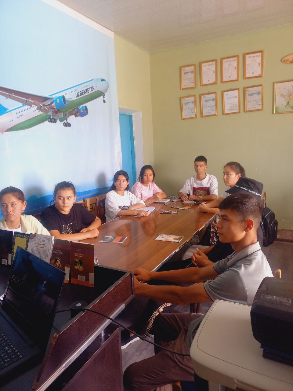 ''Kitoblardan taralar ilm ziyosi" nomli davra suhbati tashkil qilindi.