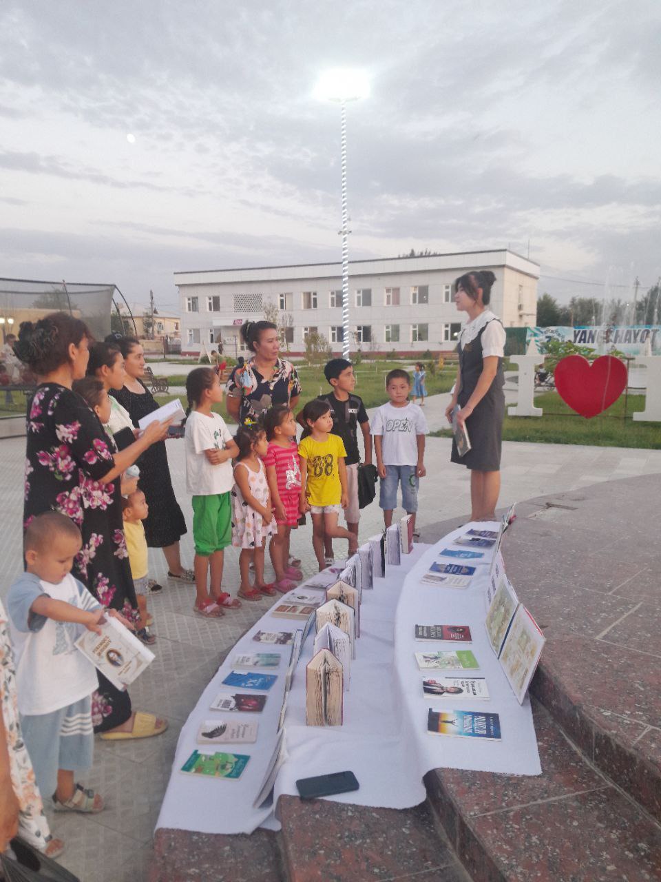 "Ochiq osmon ostida kutubxona" loyihasi doirasida 21-iyul Imom al-Buxoriy tavalludi munosabati bilan "Hadis ilmining sultoni" nomli davra suhbati va kitoblar koʻrgazmasi tashkil qilindi.