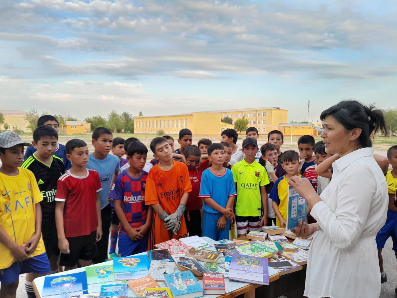 "Ochiq osmon ostida kutubxona" loyihasi doirasida navbatdagi tadbir va kitob ko'rgazmasi Markaziy stadionda tashkil qilindi.