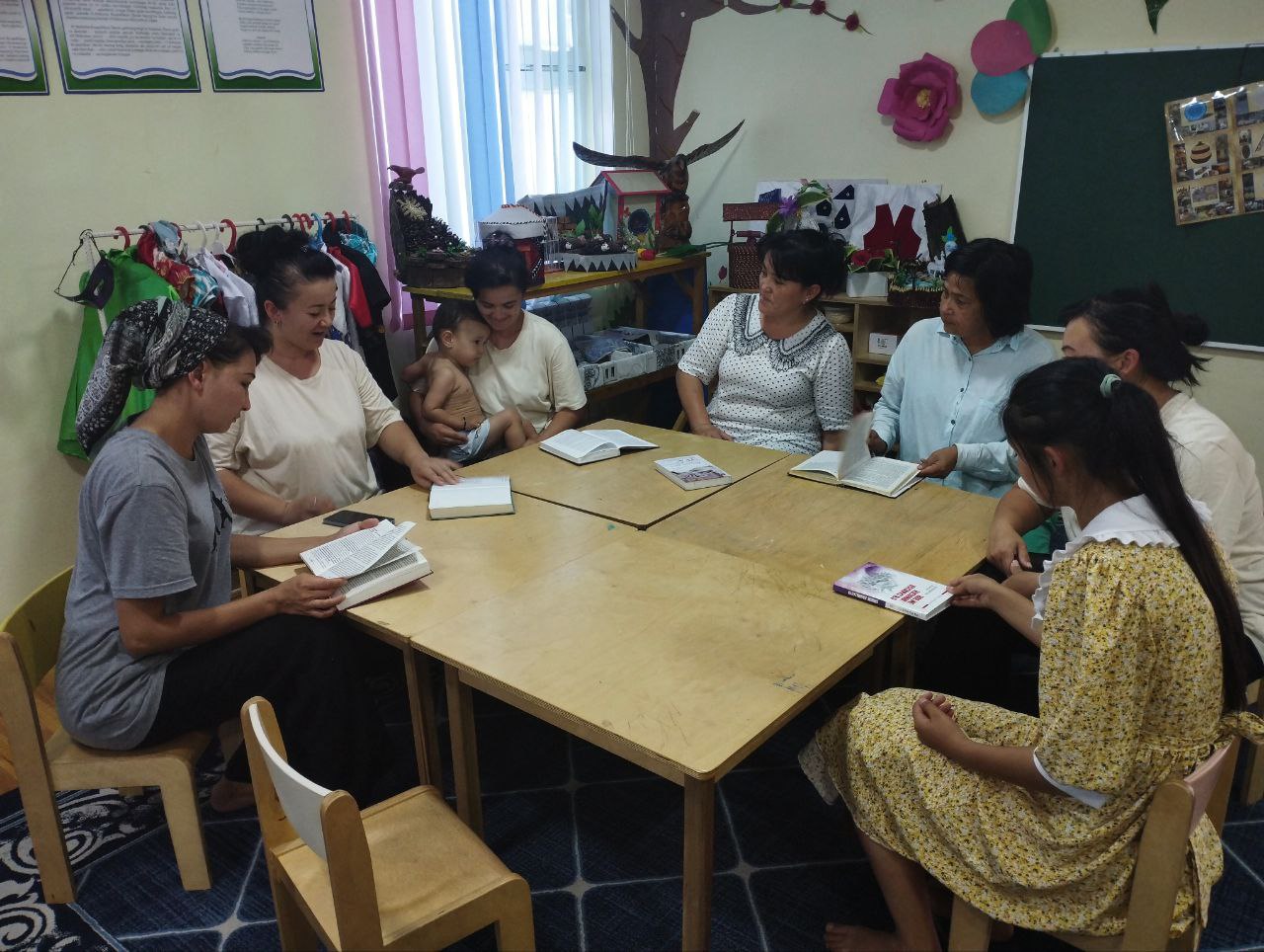 Koʻchma kutubxona loyihasi doirasida 7-sonli DMTT da xodimlar ishtirokida ham kitob oʻqish soati oʻtkazildi.