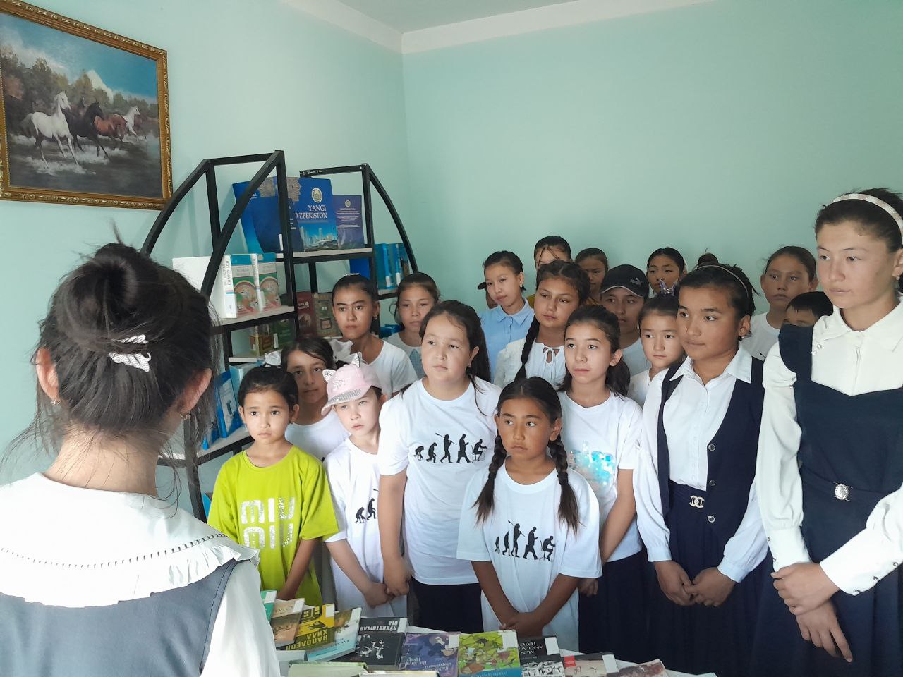 Yoshlarni kitobxonlikka keng jalb qilish, vaqtlarini mazmunli oʻtkazish maqsadida "Bir asar tarixi" shiori ostida davra suhbati tashkil qilindi.