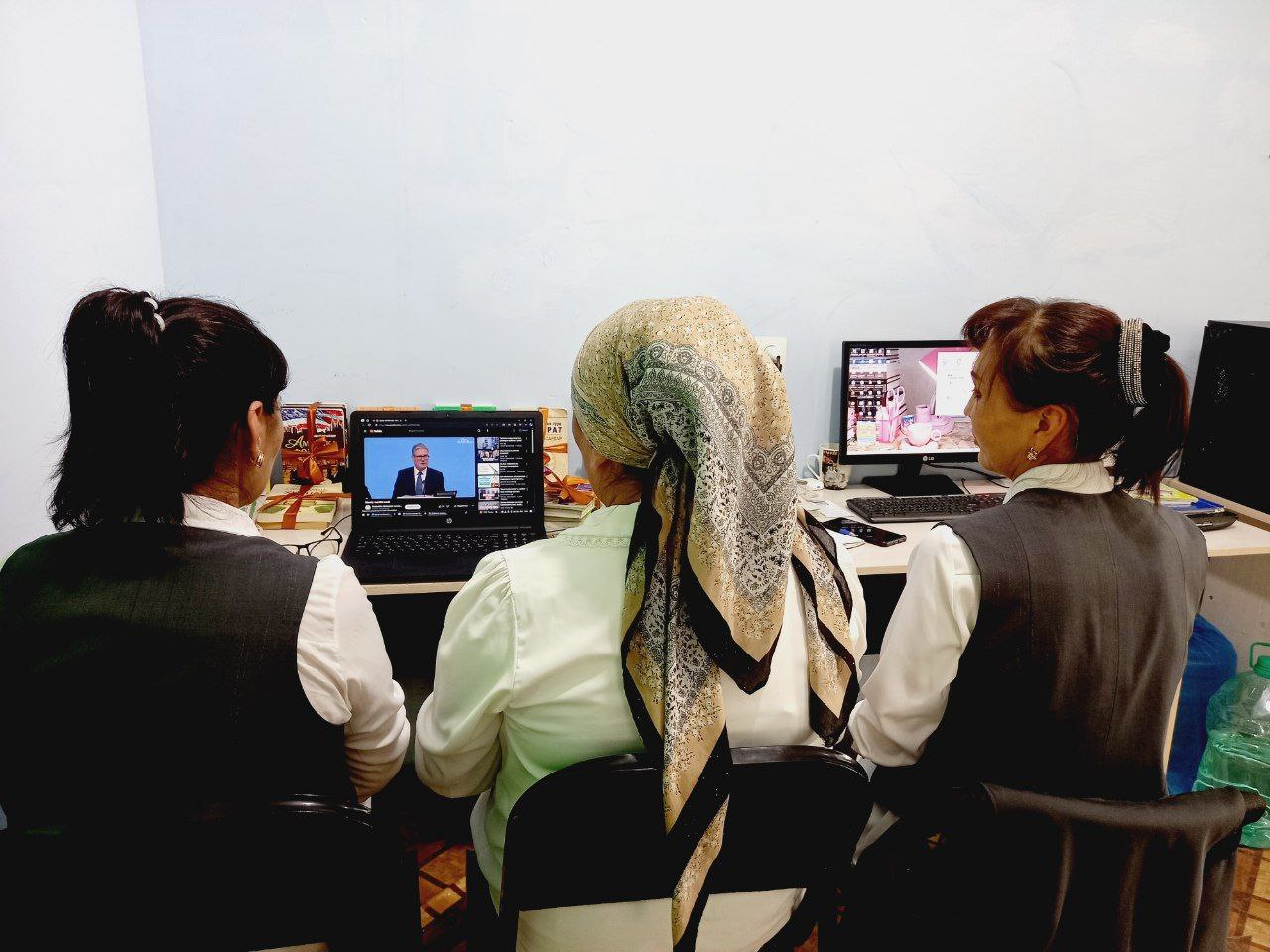 Do`stlik tuman axborot-kutubxona markazida  "Siyosiy-ma’rifat soati" bo‘lib o‘tdi.