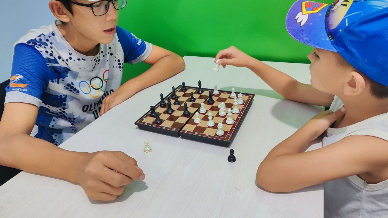 AKM xodimi  Z.Qambarovaning farzandlari ham "Men sog'lom turmush tarzi tarafdoriman" chelenjida munosib ishtirok etib, oilaviy shashka musobaqasini tashkil etishd