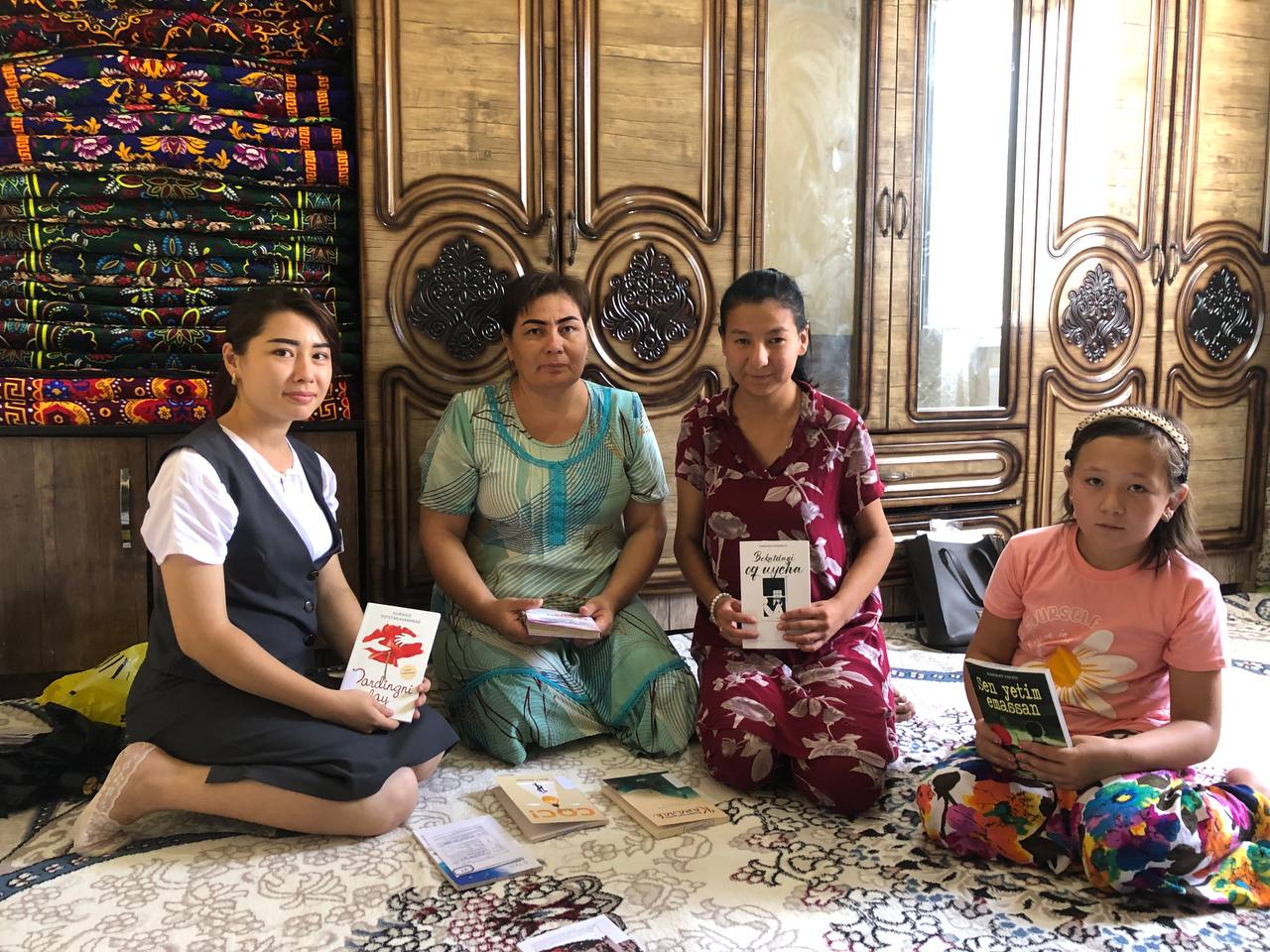 "Kitobxon ona-kitobxon bola" shiori ostida "Oilamiz davrasida o'qilgan kitob" mavzusida ko'pgina kitobxon oilalarga tashrif buyurildi.