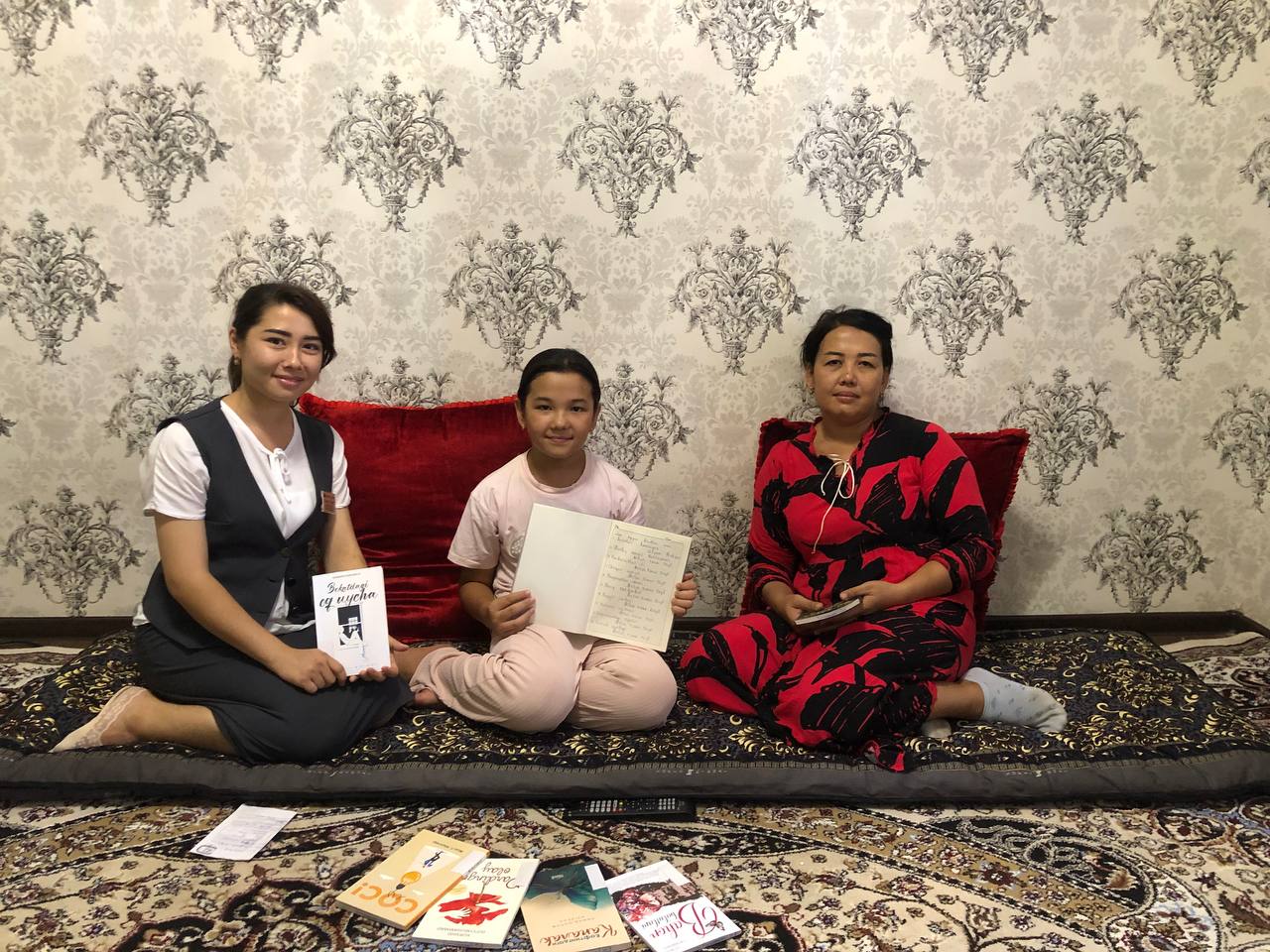 "Oilamiz davrasida o'qilgan kitob" shiori ostida navbatdagi kitobxon oilaga tashrif buyurildi